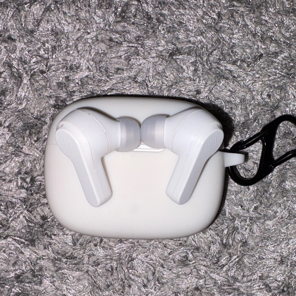 JBL VIBE 200TWS Wireless Earbuds with Case and Charger Cord, Lightly Used - Picture 7 of 8
